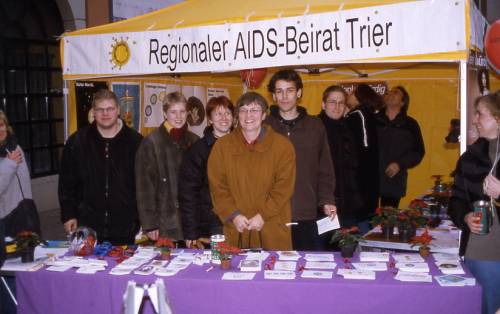 Vertreter des regionales AIDS-Beirates am 30. November 2002 auf dem Trierer Hauptmarkt
